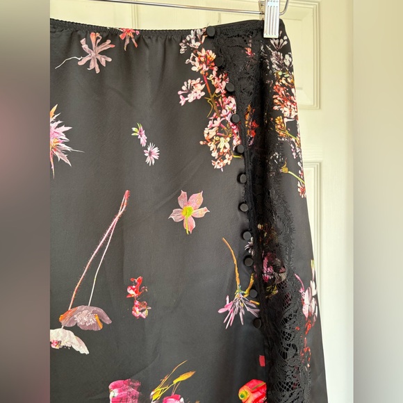 NWT Victoria’s Secret Black Floral Print Satin & Lace Midi Skirt in Size Medium - Picture 4 of 17